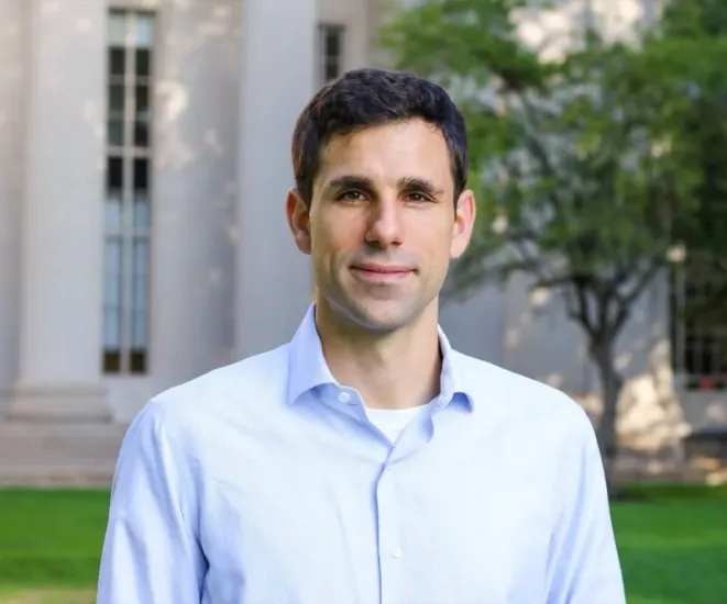 Dr. Cesar de la Fuente